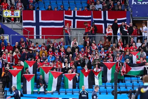 Norvegia a afișat steaguri palestiniene la meciul de calificare la Campionatul Mondial cu Israelul. Foto: Getty Images