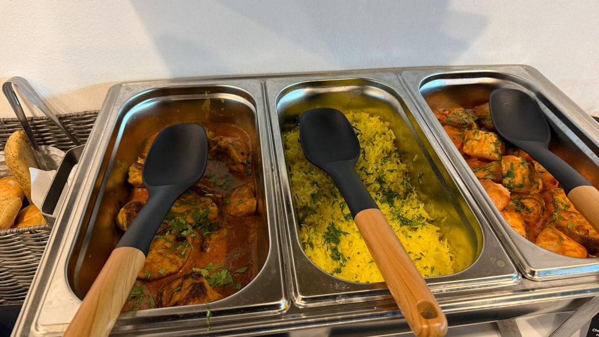 Imagini de la Arena Națională cu organizarea meciului România - Austria: grătare, „tratamentul” VIP și de la loje