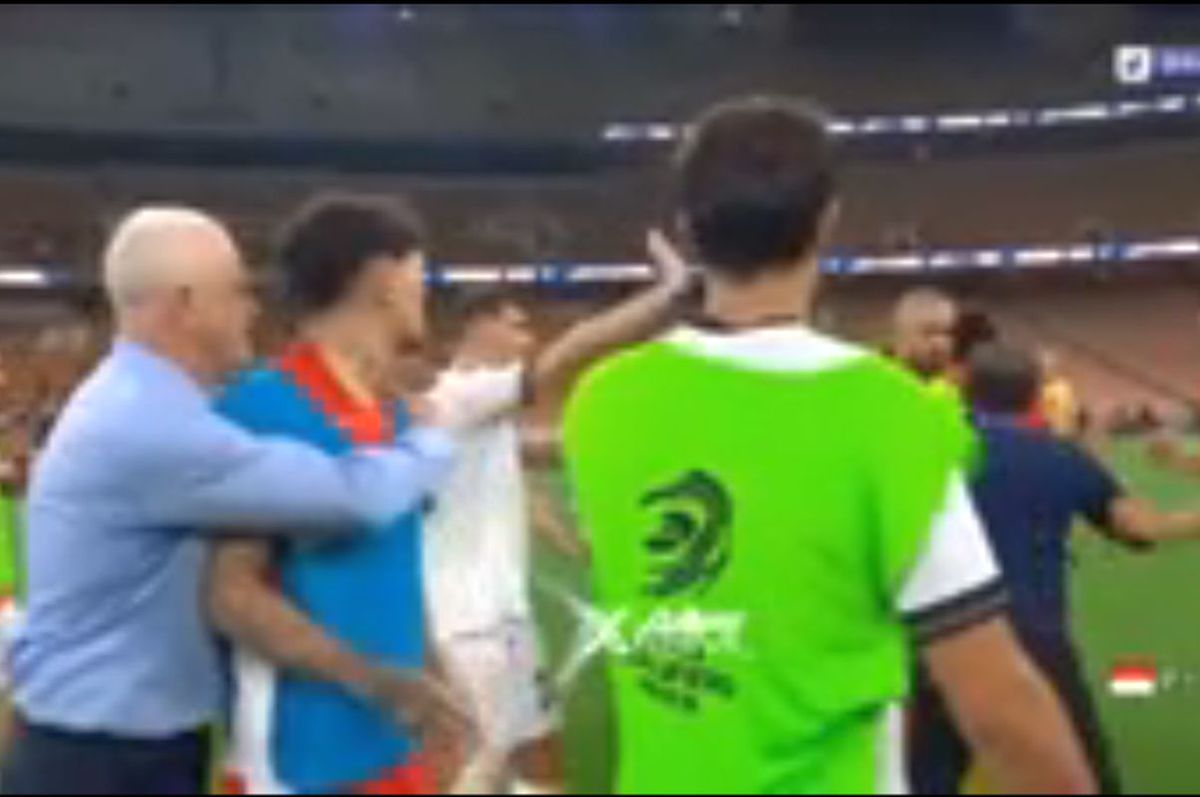 Scandal de PROPORȚII la meciul din preliminarii! TREI „roșii” sub privirile marelui Patrick Kluivert după ce l-au bruscat pe arbitru