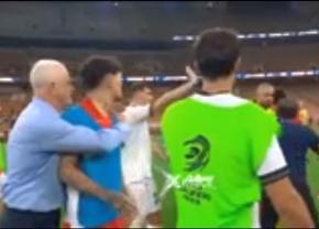 Scandal de PROPORȚII la meciul din preliminarii! TREI „roșii” sub privirile marelui Patrick Kluivert după ce l-au bruscat pe arbitru