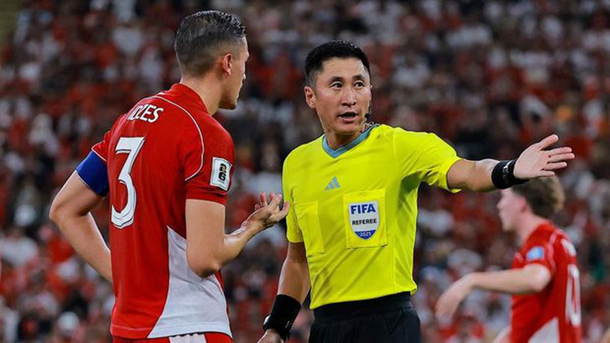 Scandal de PROPORȚII la meciul din preliminarii! TREI „roșii” sub privirile marelui Patrick Kluivert după ce l-au bruscat pe arbitru