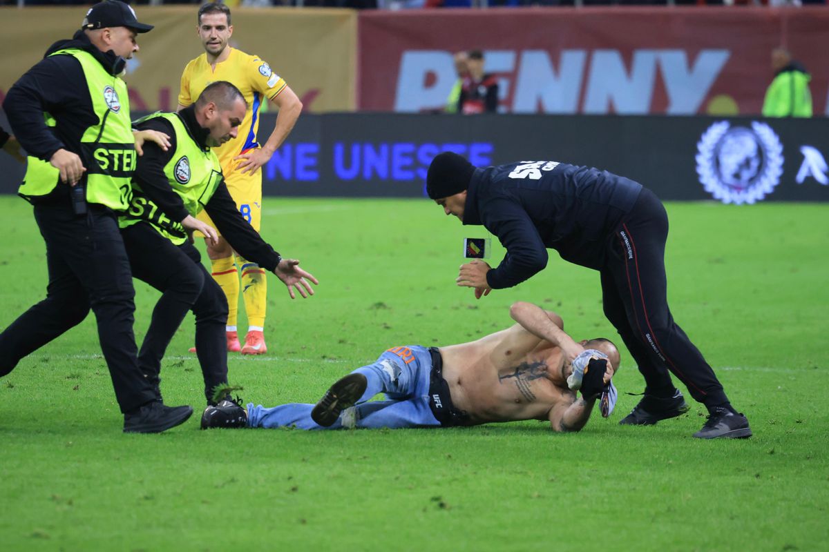 Spectator intrat pe teren la România - Austria
