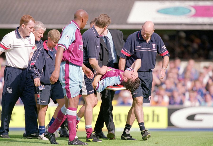 foto: Luc Nilis pe targă. Accidentarea din meciul Aston Villa - Ipswich Town. 9 septembrie 2000 Luc Nilis, legenda lui PSV, și fiul său au învins împreună aceeași dependență care le-a marcat viețile: „Să aud toate astea din gura lui a fost copleșitor”