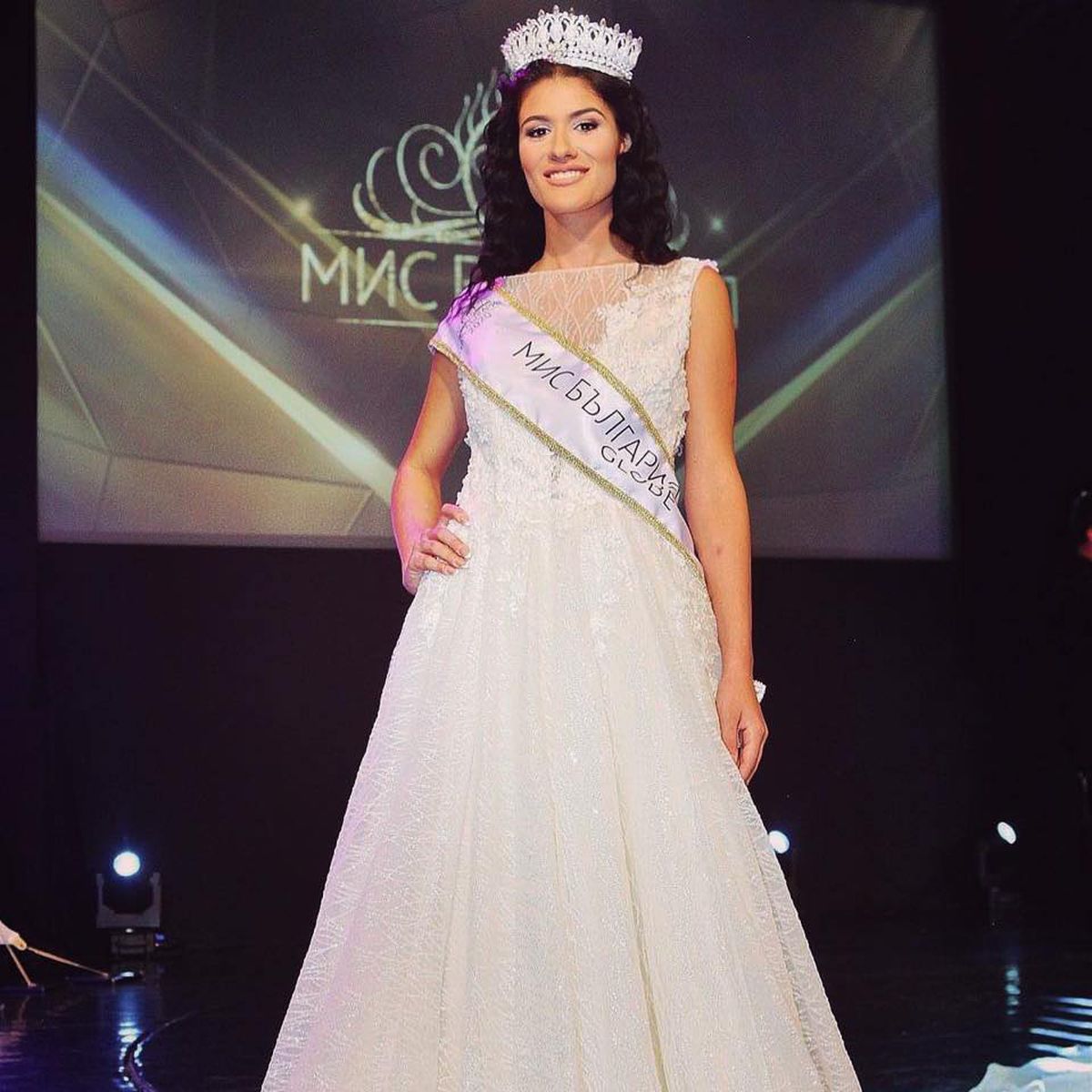 GALERIE FOTO Arbitra care merge la Miss World » Frumoasa țării vorbește 4 limbi și studiază jurnalismul