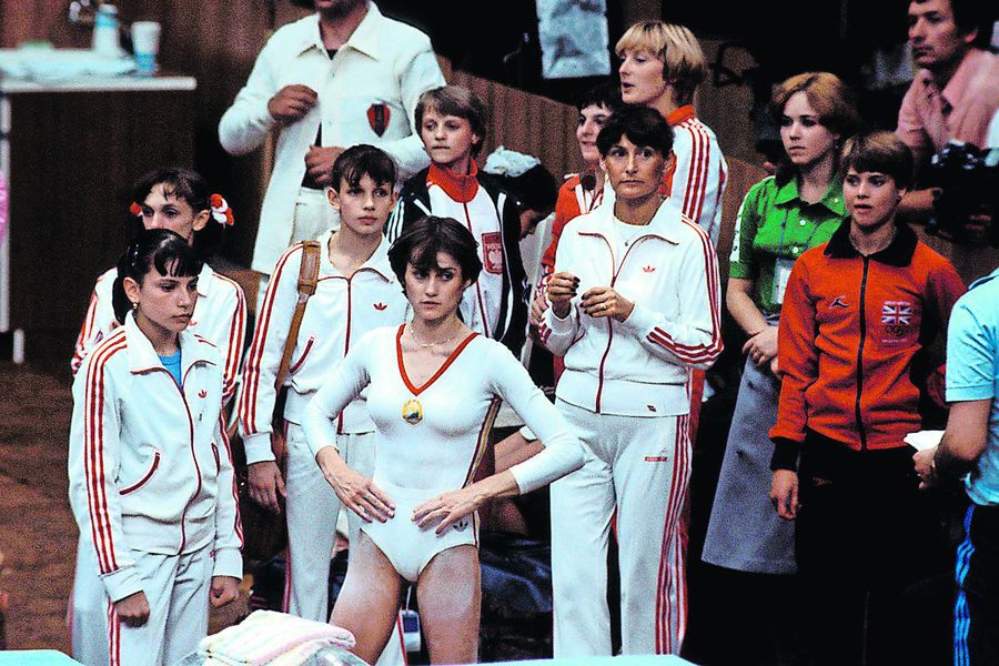 Nadia și colegele sale în momentul de maximă tensiune de la JO 1980 // foto: Imago Images Perfecţiunea în 10 paşi » Drumul spectaculos al Nadiei Comăneci de la 6,20 și trei căzături la bârnă până la nota maximă de la Montreal