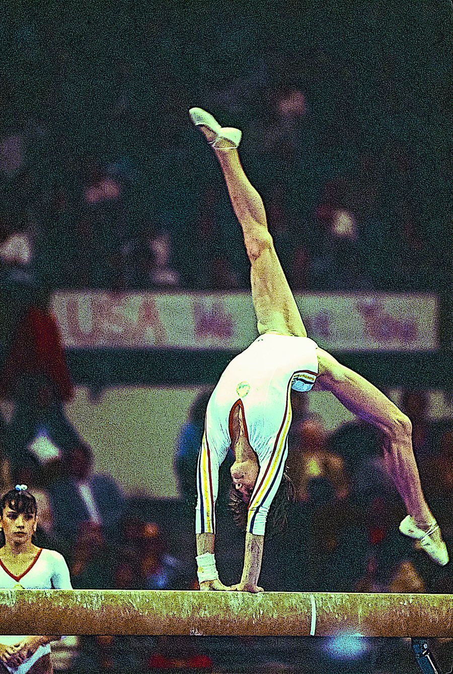Nadia concurând cu mâna bandajată la CM din 1979 // foto: Imago Images Perfecţiunea în 10 paşi » Drumul spectaculos al Nadiei Comăneci de la 6,20 și trei căzături la bârnă până la nota maximă de la Montreal