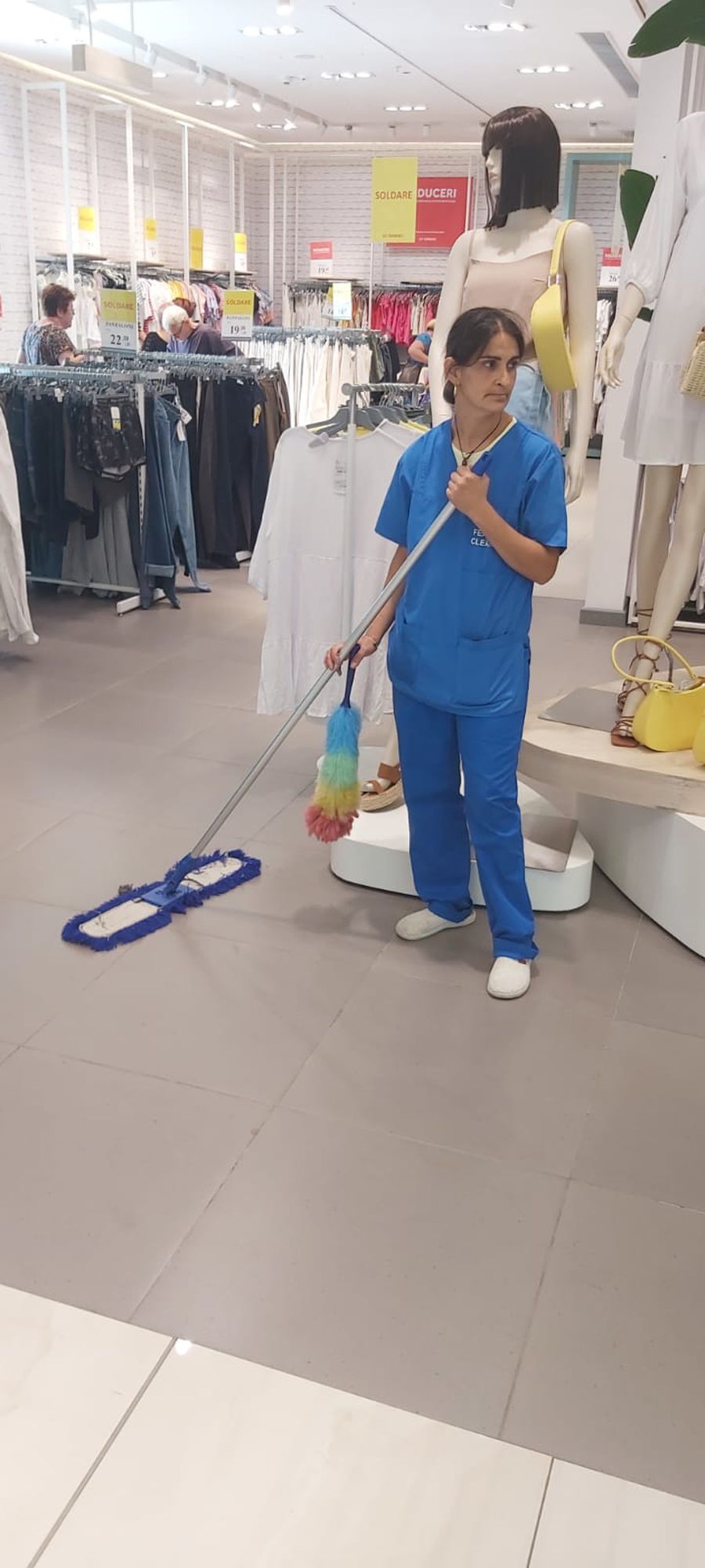 Liliana Palapuic la serviciu Saly, campionul care doarme pe jos » Povestea unui boxer supertalentat, părăsit de tată la 11 ani. El și sora lui au crescut într-o cocioabă, din salariul mizer al mamei, femeie de serviciu în mall