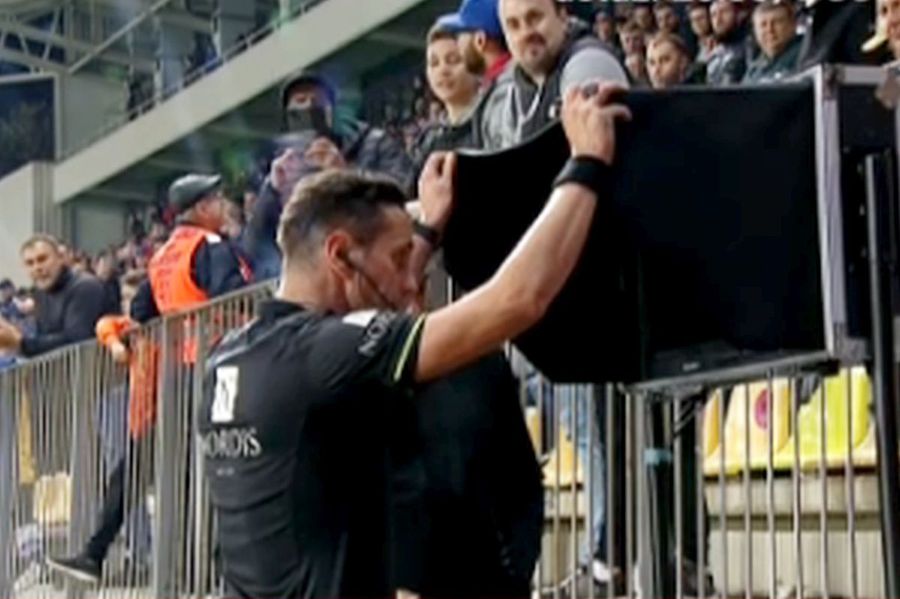 „VAR” improvizat în Liga 1 » Scene de tot râsul la Ploiești, după faza de penalty din Chindia - Farul