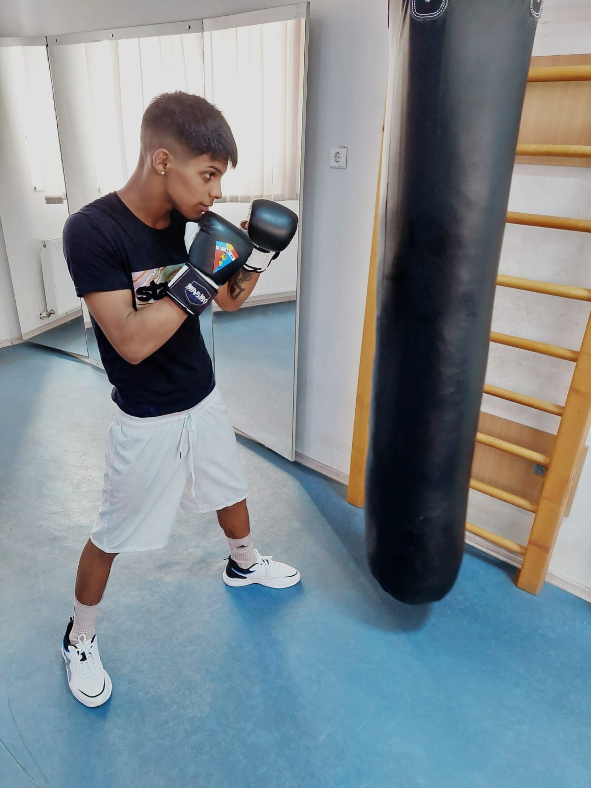 Saly, campionul care doarme pe jos » Povestea unui boxer supertalentat, părăsit de tată la 11 ani. El și sora lui au crescut într-o cocioabă, din salariul mizer al mamei, femeie de serviciu în mall