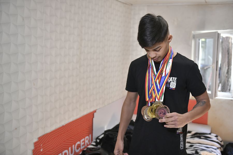 Saly are deja o mulțime de medalii, de la competiții interne sau internaționale Saly, campionul care doarme pe jos » Povestea unui boxer supertalentat, părăsit de tată la 11 ani. El și sora lui au crescut într-o cocioabă, din salariul mizer al mamei, femeie de serviciu în mall