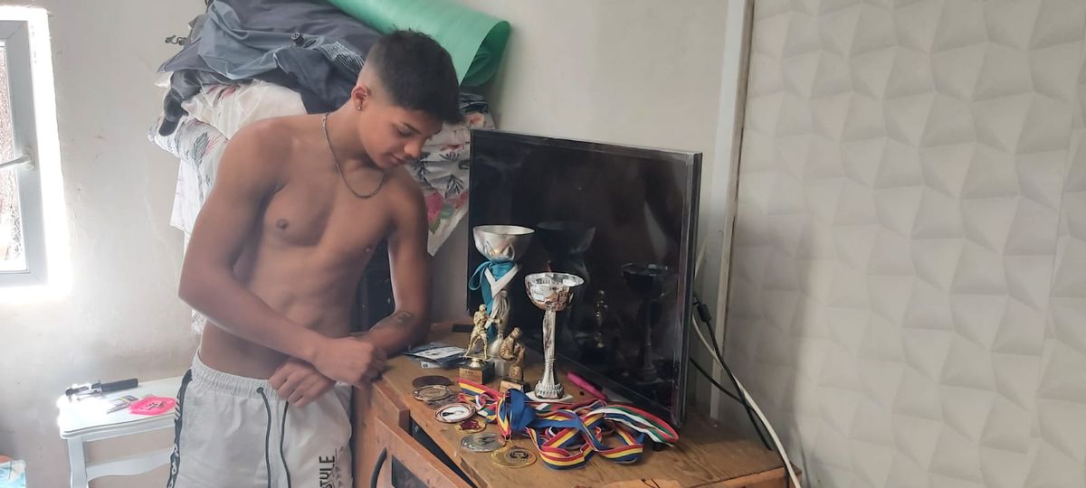 Saly, campionul care doarme pe jos » Povestea unui boxer supertalentat, părăsit de tată la 11 ani. El și sora lui au crescut într-o cocioabă, din salariul mizer al mamei, femeie de serviciu în mall