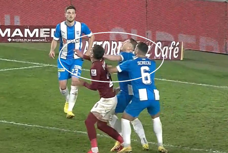 Mitrea l-a lovit din lateral pe Albu // foto: captură DigiSport Fază controversată în Giulești: „Mi-a spart buza, dar cred că așa-mi place mie, să sar cu gura în cotul adversarului! La noi nu prea se văd astea”