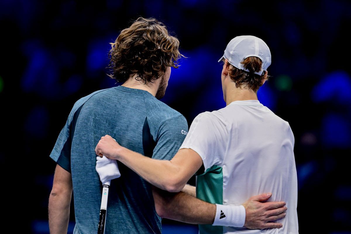 Jannik Sinner, prima victorie la ATP Finals » 85 de minute de control și agresivitate în fața lui Stefanos Tsitsipas