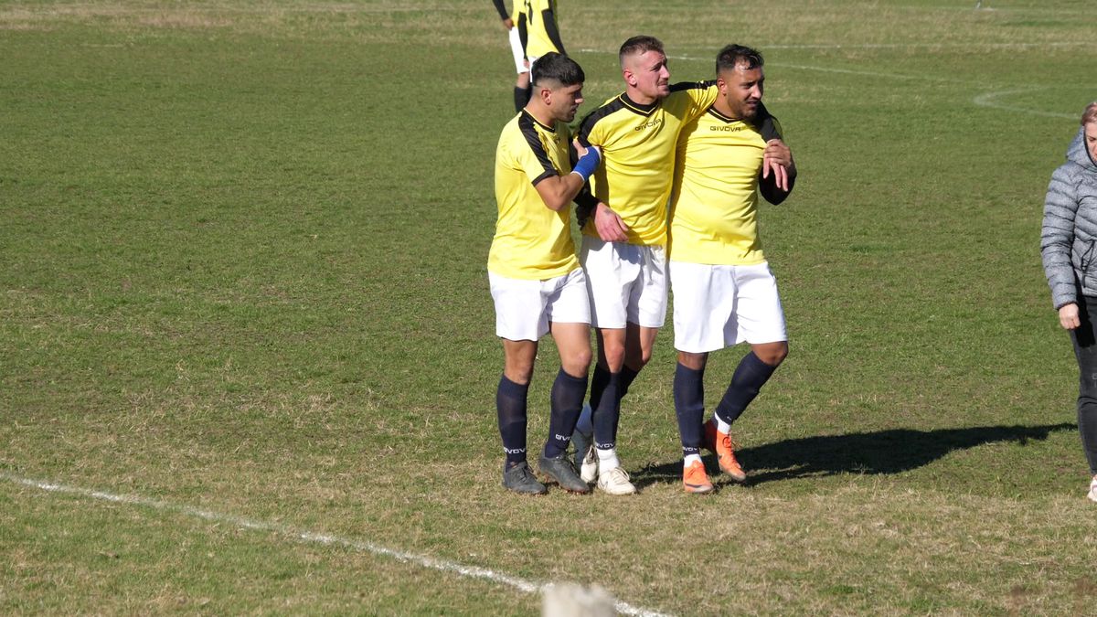 Indiana Jones și Paris din Buzău! Lecție de istorie de la Gherăseni: pe un câmp apar arheologi care studiază diadema din aur