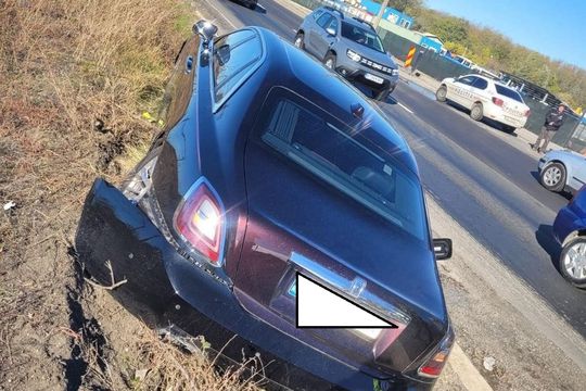 Bolidul lui Becali a ieșit șifonat în urma accidentului // foto: GSP