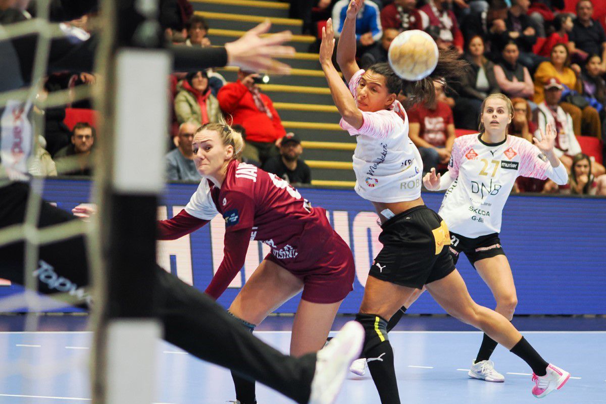 Imaginile săptămânii în sportul european vin din Polivalentă » Adversara Rapidului a urcat în peluză și a cântat cu galeria giuleștenilor