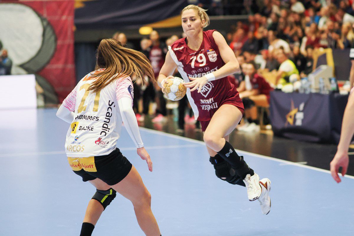 Imaginile săptămânii în sportul european vin din Polivalentă » Adversara Rapidului a urcat în peluză și a cântat cu galeria giuleștenilor