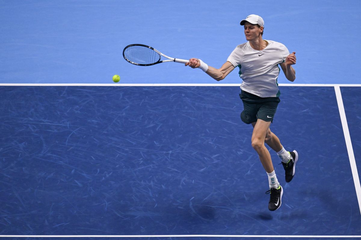 Jannik Sinner, prima victorie la ATP Finals » 85 de minute de control și agresivitate în fața lui Stefanos Tsitsipas