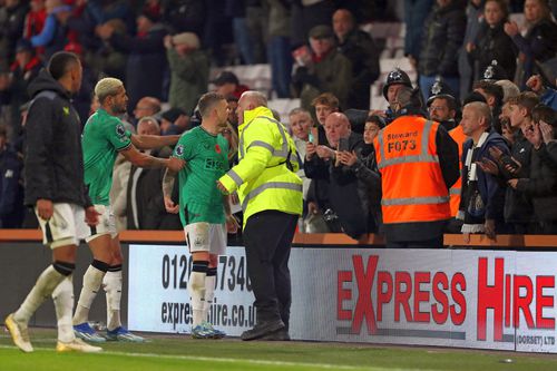 Kieran Trippier (33 de ani), fundașul dreapta al celor de la Newcastle, s-a certat cu un fan al „coțofenelor” la finalul meciului pierdut de trupa antrenată de Eddie Howe (45 de ani) pe terenul lui Bournemouth