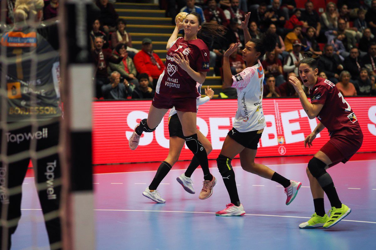 Imaginile săptămânii în sportul european vin din Polivalentă » Adversara Rapidului a urcat în peluză și a cântat cu galeria giuleștenilor