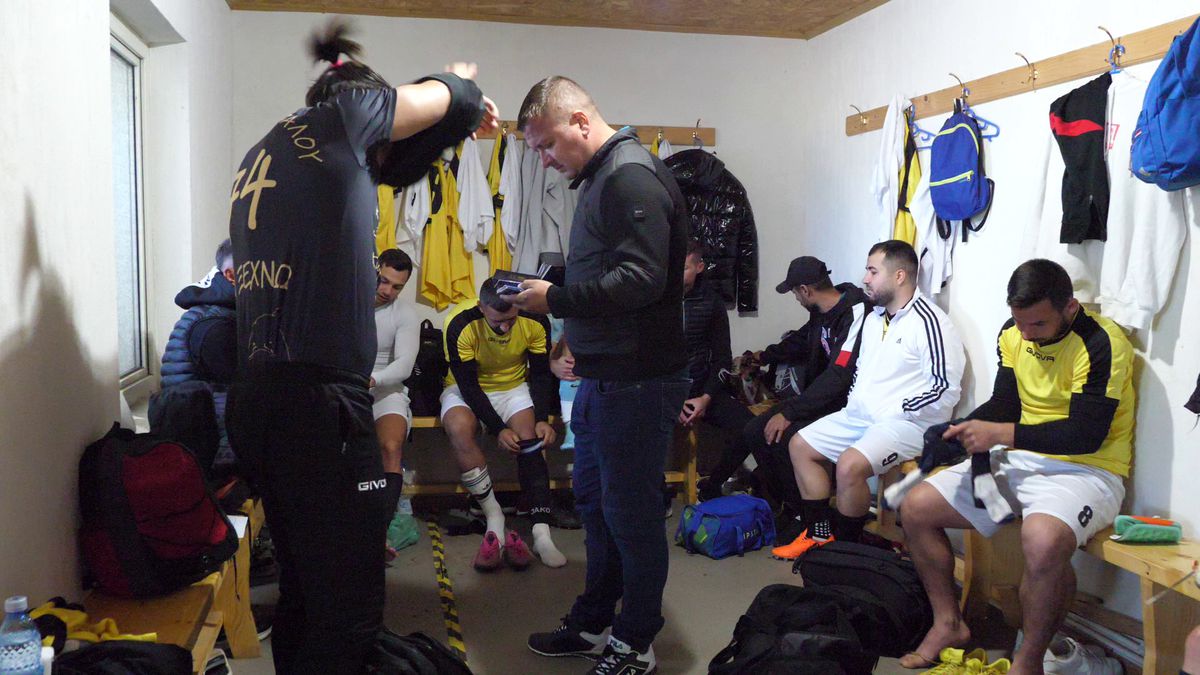 Indiana Jones și Paris din Buzău! Lecție de istorie de la Gherăseni: pe un câmp apar arheologi care studiază diadema din aur