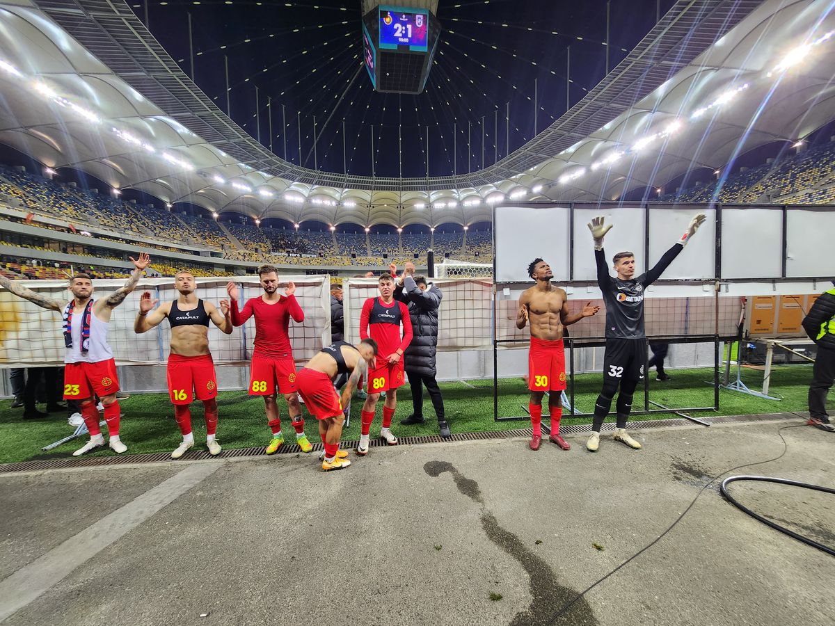 După protest, Peluza Nord i-a dezbrăcat pe jucătorii de la FCSB » Imagini de pe stadion