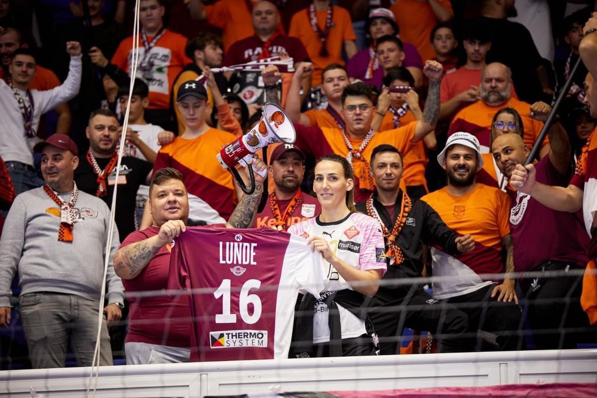 Imaginile săptămânii în sportul european vin din Polivalentă » Adversara Rapidului a urcat în peluză și a cântat cu galeria giuleștenilor