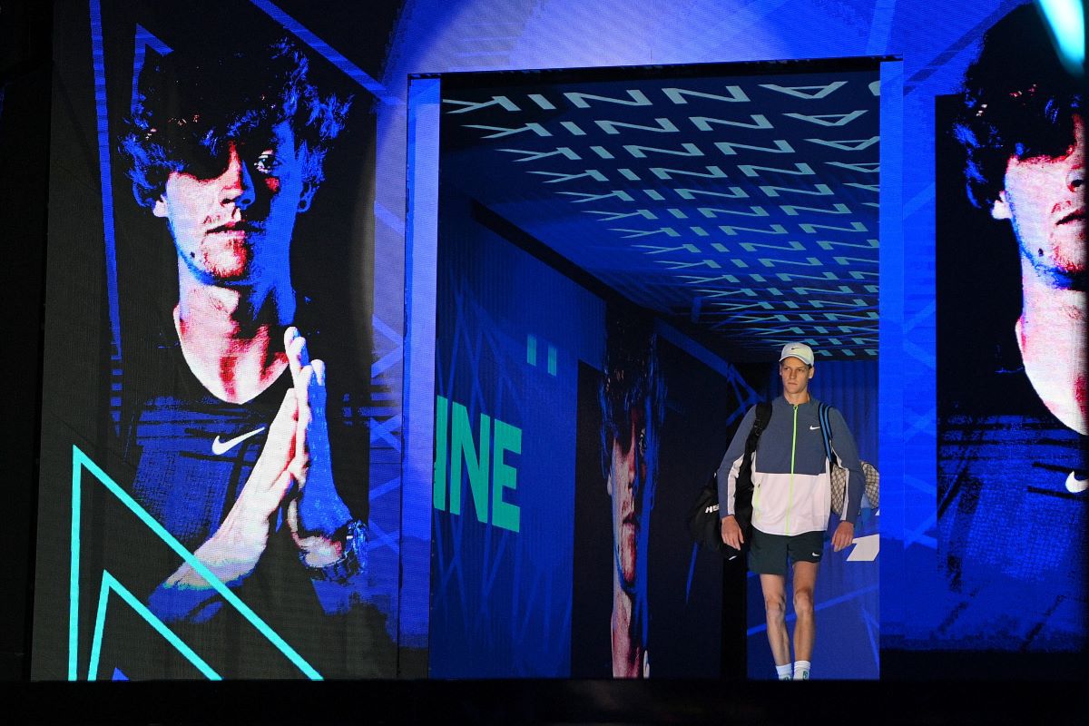 Jannik Sinner, prima victorie la ATP Finals » 85 de minute de control și agresivitate în fața lui Stefanos Tsitsipas