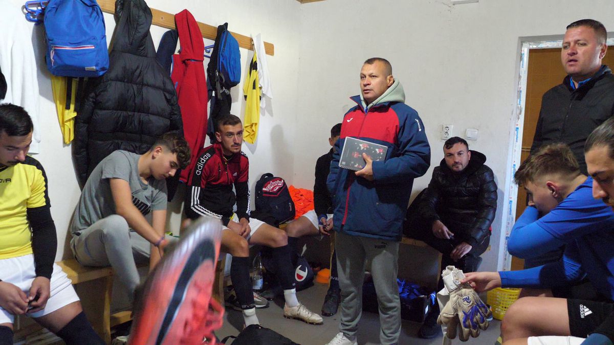 Indiana Jones și Paris din Buzău! Lecție de istorie de la Gherăseni: pe un câmp apar arheologi care studiază diadema din aur