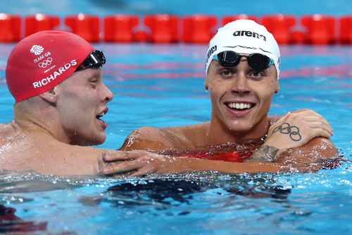 Mstt Richards și David Popovici la finalul cursei de 200 m liber de la Paris FOTO Imago Images