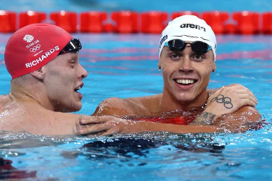 Mstt Richards și David Popovici la finalul cursei de 200 m liber de la Paris FOTO Imago Images Cadoul de 7,5 milioane de euro de la Ion Țiriac pe care nu-l vrea nimeni » Discuție șocantă cu David Popovici: „Domnu' Țiriac, e adevărat?!”