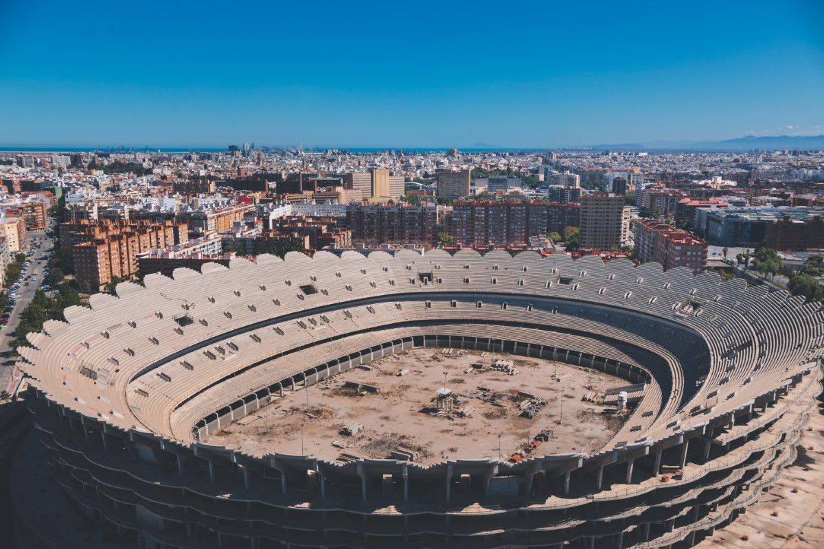 Vor relua lucrările la al patrulea cel mai mare stadion al țării, lăsat de 15 ani în PARAGINĂ! Costă 241 mil. € și arată spectaculos