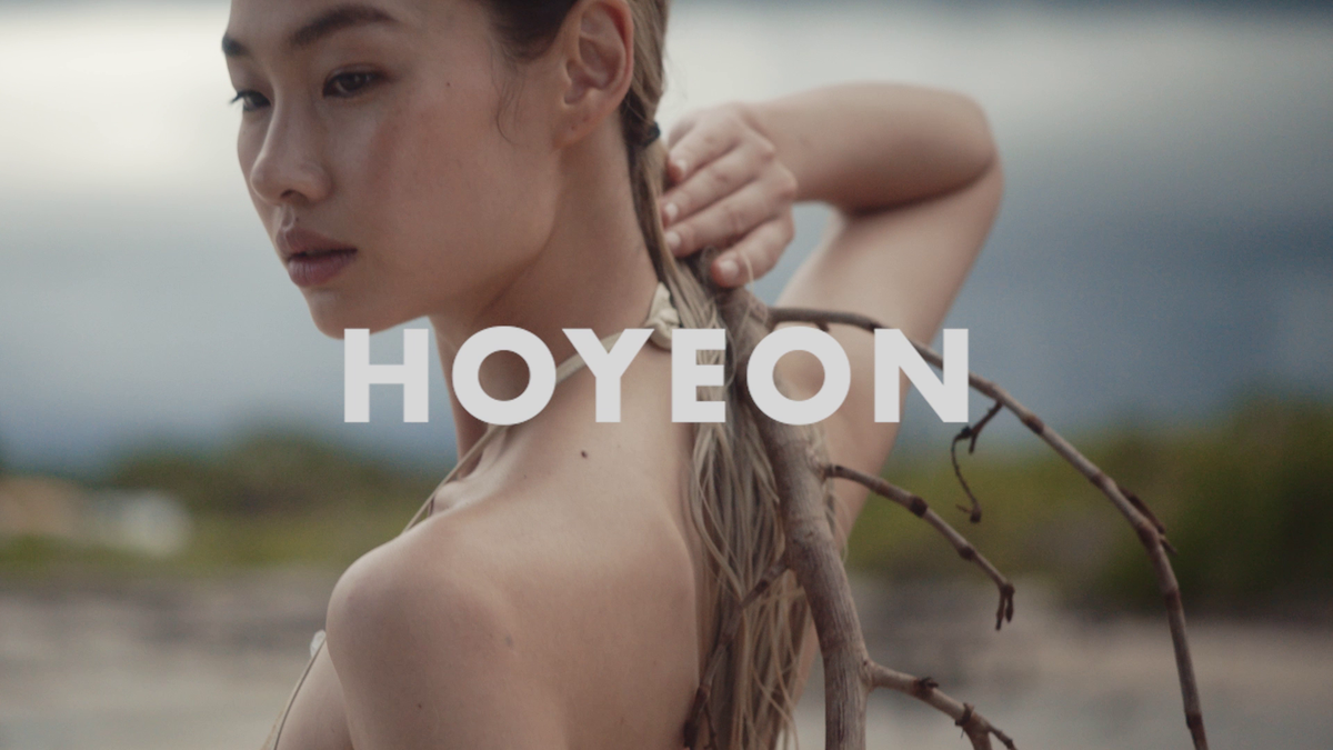 S-a lansat Calendarul Pirelli 2025 » Imagini senzuale cu cele mai tari modele din lume, realizate pe o plajă din Miami