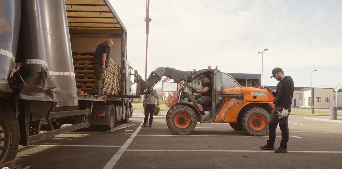 Imagini senzaționale! Ieri au jucat handbal în Europa, azi au transformat TOTAL cea mai nouă sală din România: au muncit toată noaptea pentru un alt eveniment sportiv major