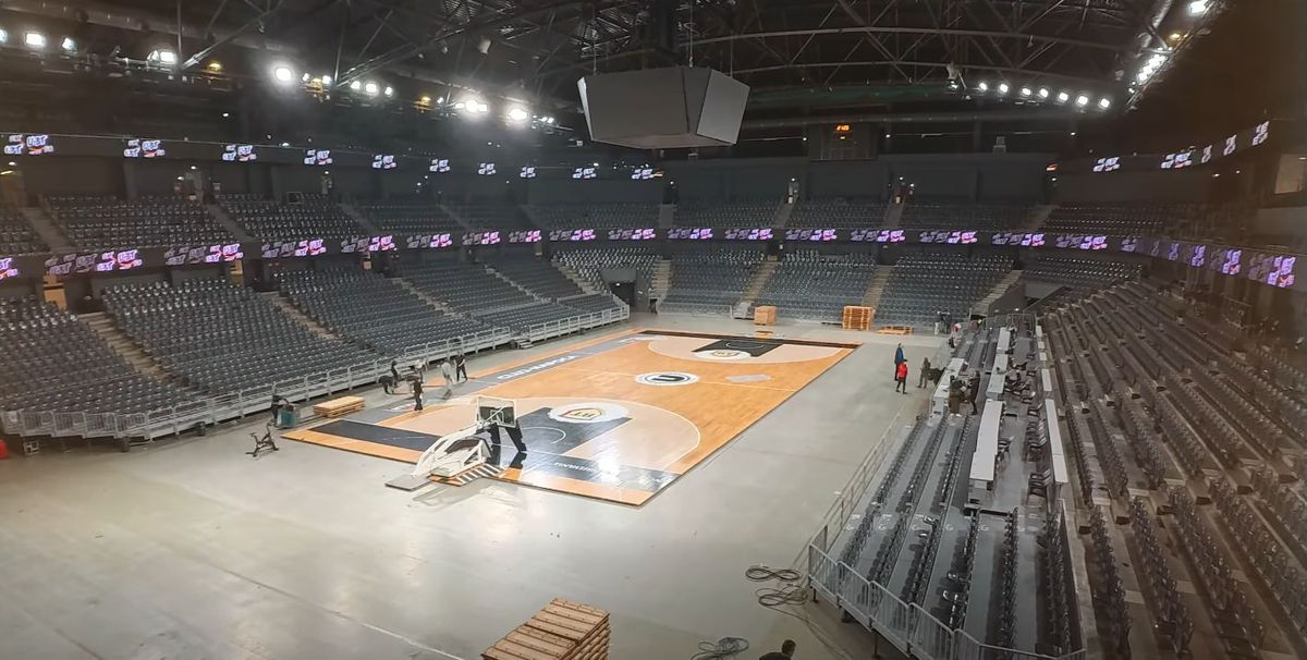 Imagini senzaționale! Ieri au jucat handbal în Europa, azi au transformat TOTAL cea mai nouă sală din România: au muncit toată noaptea pentru un alt eveniment sportiv major