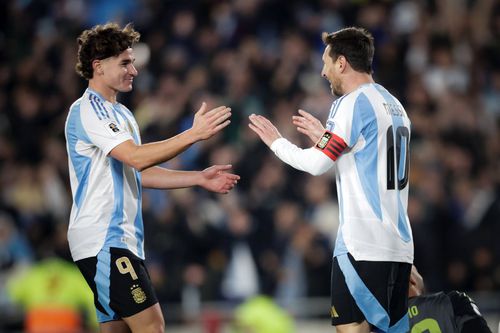 Julian Alvarez și Lionel Messi. foto: Imago