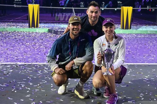 Elena Rybakina alături de antrenorul Stefano Vukov și de fizioterapeutul Stefan Duell Foto: Imago Images