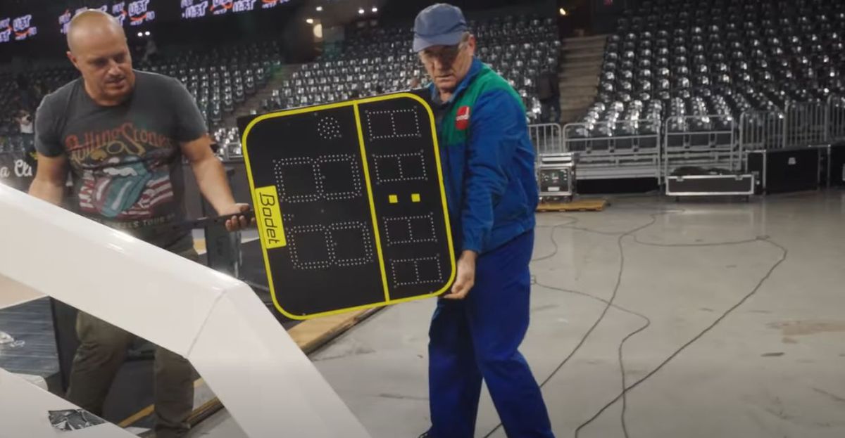 Imagini senzaționale! Ieri au jucat handbal în Europa, azi au transformat TOTAL cea mai nouă sală din România: au muncit toată noaptea pentru un alt eveniment sportiv major