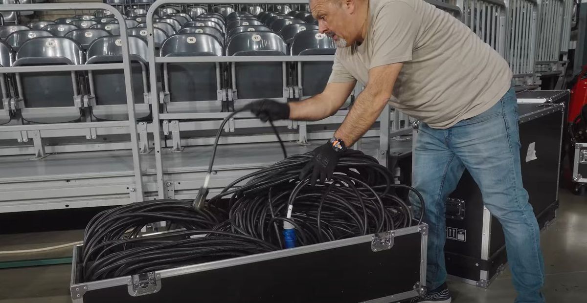 Imagini senzaționale! Ieri au jucat handbal în Europa, azi au transformat TOTAL cea mai nouă sală din România: au muncit toată noaptea pentru un alt eveniment sportiv major