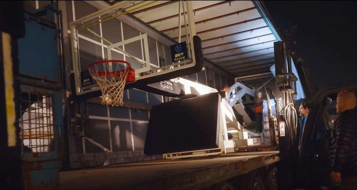 Imagini senzaționale! Ieri au jucat handbal în Europa, azi au transformat TOTAL cea mai nouă sală din România: au muncit toată noaptea pentru un alt eveniment sportiv major