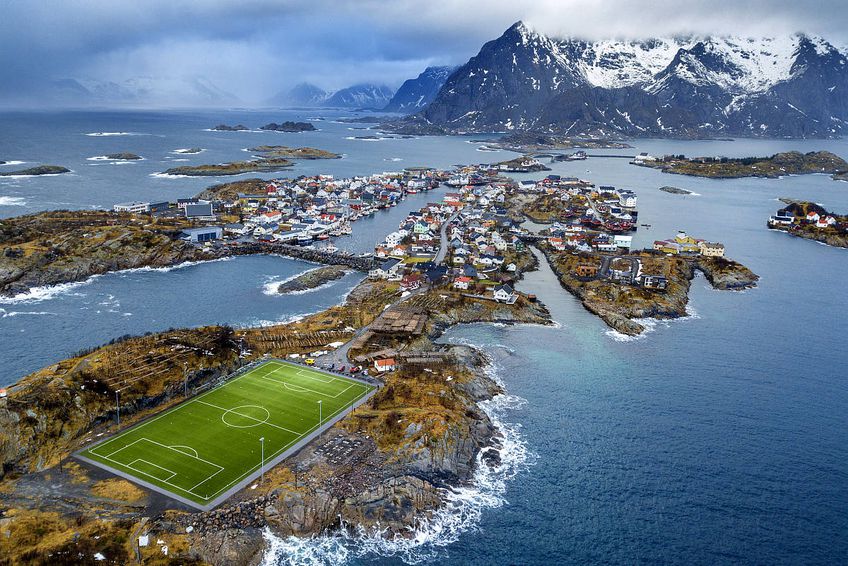 Stadionul Henningsvaer din Norvegia este considerat de FourFourTwo a fi cel mai pitoresc din lume // foto: Imago Images