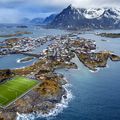 Stadionul Henningsvaer din Norvegia este considerat de FourFourTwo a fi cel mai pitoresc din lume // foto: Imago Images