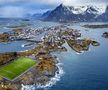 Stadionul Henningsvaer din Norvegia este considerat de FourFourTwo a fi cel mai pitoresc din lume // foto: Imago Images