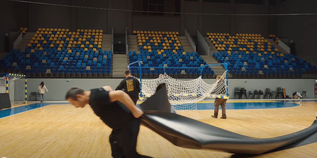 Imagini senzaționale! Ieri au jucat handbal în Europa, azi au transformat TOTAL cea mai nouă sală din România: au muncit toată noaptea pentru un alt eveniment sportiv major