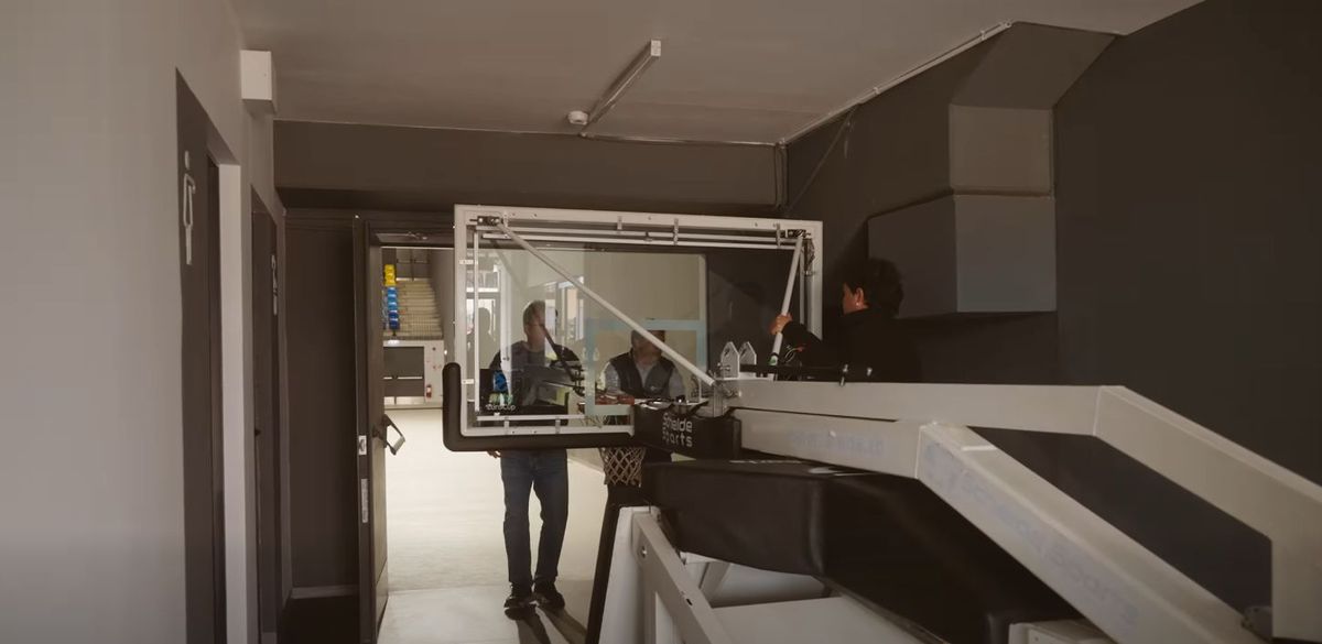 Imagini senzaționale! Ieri au jucat handbal în Europa, azi au transformat TOTAL cea mai nouă sală din România: au muncit toată noaptea pentru un alt eveniment sportiv major