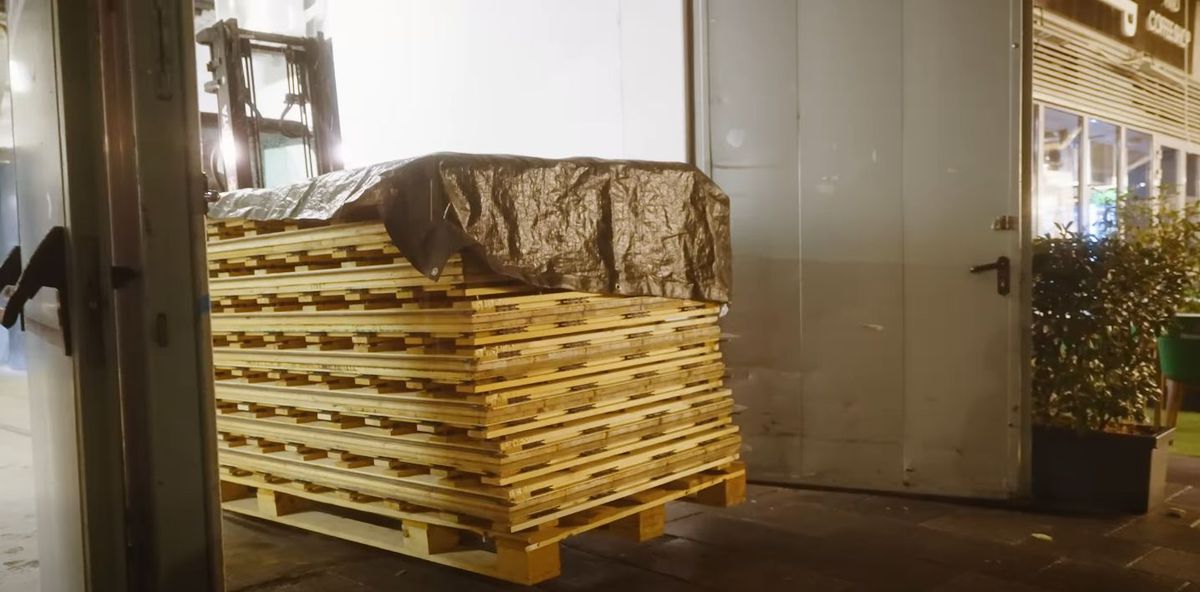 Imagini senzaționale! Ieri au jucat handbal în Europa, azi au transformat TOTAL cea mai nouă sală din România: au muncit toată noaptea pentru un alt eveniment sportiv major