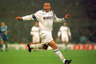 Culisele picante ale unei mutări antologice: „Când i-au văzut chelia, 3 travestiți l-au îmbrățișat în stradă!”