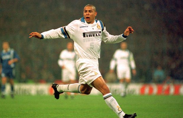 Culisele picante ale unei mutări antologice: „Când i-au văzut chelia, 3 travestiți l-au îmbrățișat în stradă!”