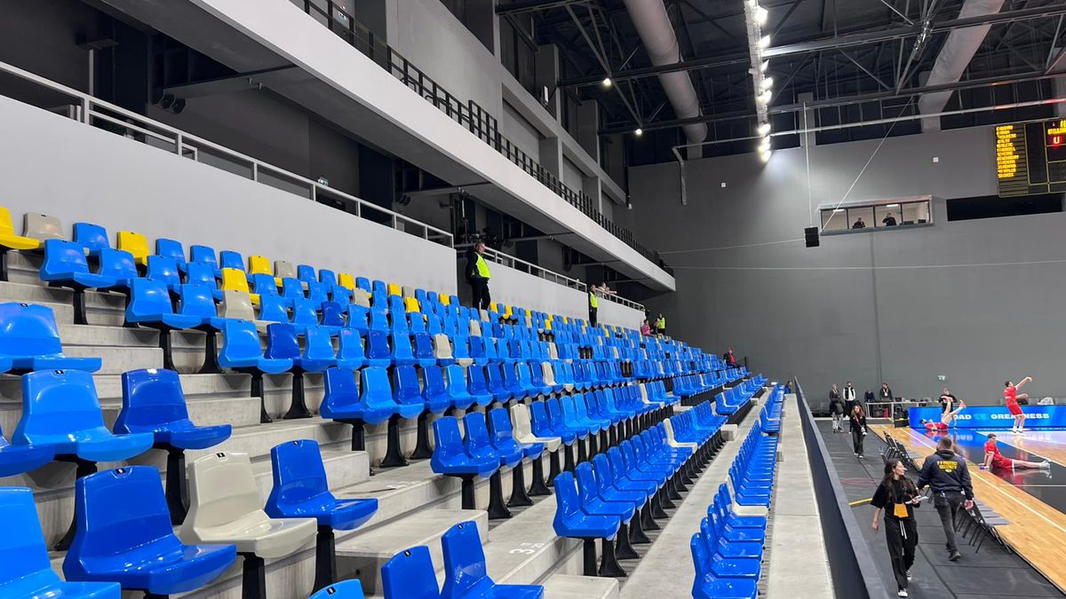 Imagini senzaționale! Ieri au jucat handbal în Europa, azi au transformat TOTAL cea mai nouă sală din România: au muncit toată noaptea pentru un alt eveniment sportiv major