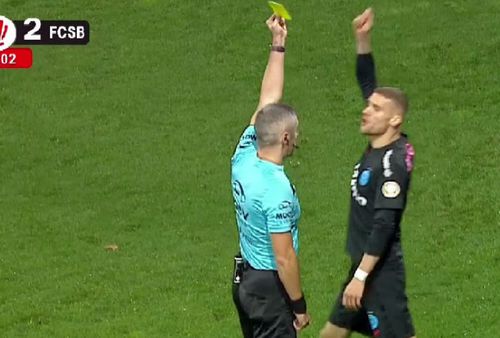 Daniel Bîrligea îl imită pe „centralul” Radu Petrescu, la Sibiu, după ce primește cartonașul galben